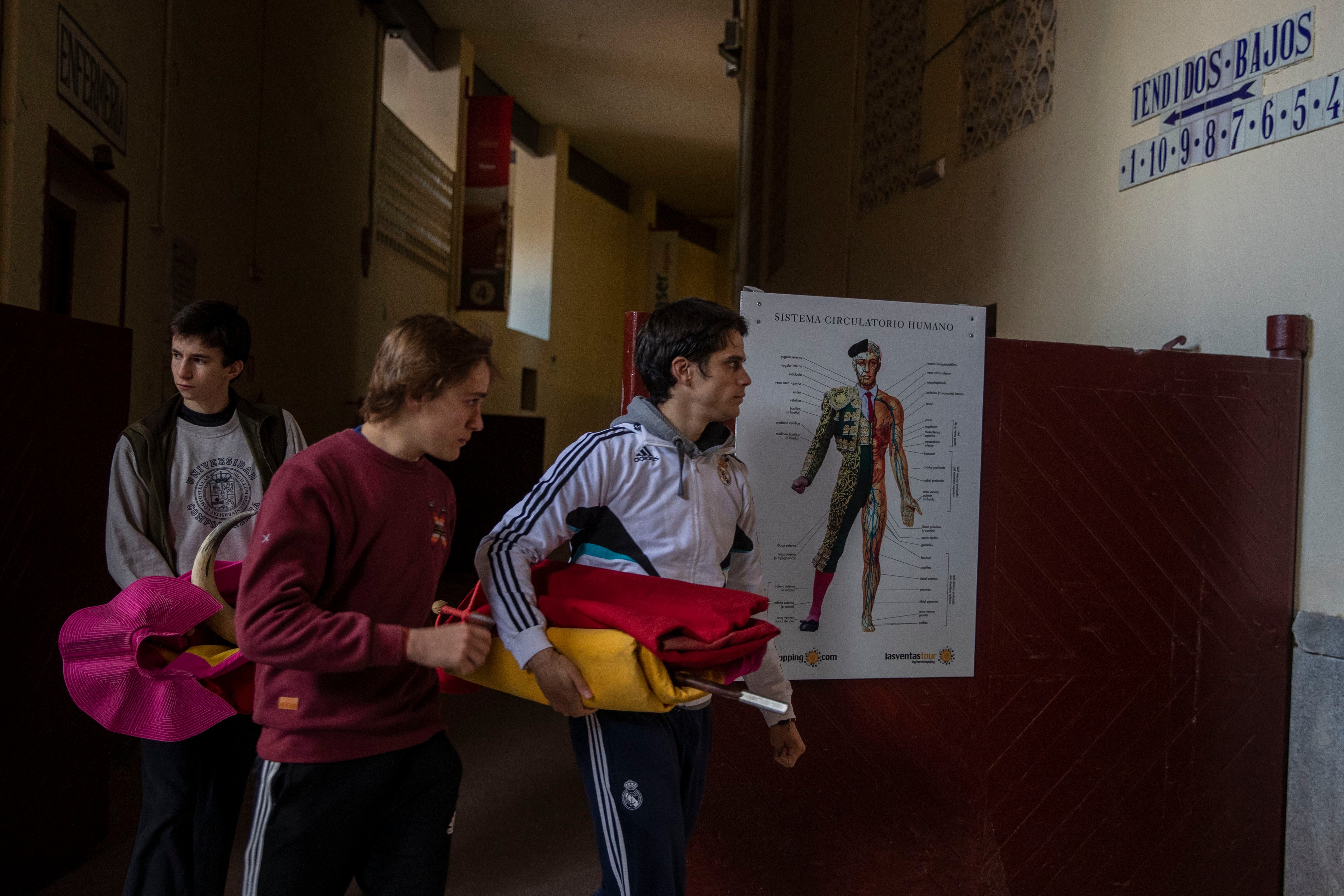 Estudianets con capas y espadas fotografiados a su llegada a la escuela taurina de Las Ventas, en Madrid, el 29 de diciembre del 2020.  (AP Photo/Manu Fernández)