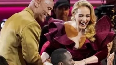 VIDEO: Así reaccionó Adele al conocer a 'La Roca'