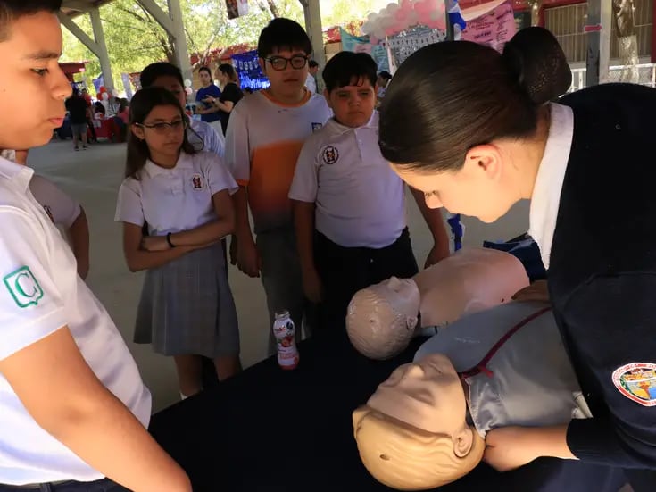 Estudiantes de Enfermería de la Unison llevan Feria de la Salud a escuela secundaria