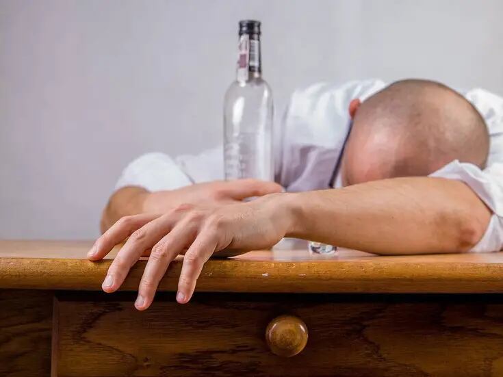 El alcoholismo deja afectaciones en empresas e industrias 