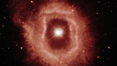 Hubble captura el 'ojo' de una estrella "monstruo" moribunda
