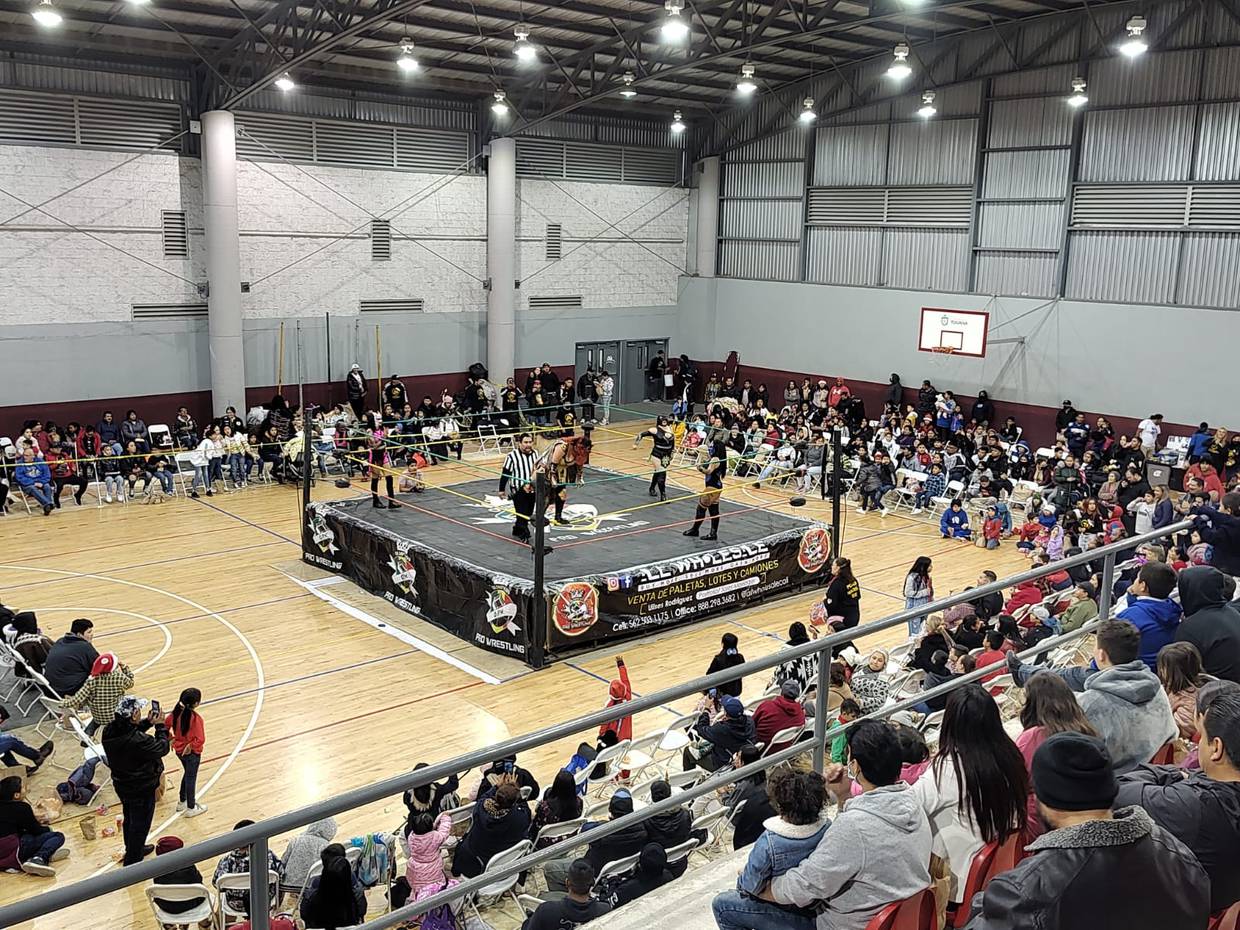 En la Unidad Deportiva Benito Juárez de la Zona Norte se realizan funciones de lucha libre con luchadores locales.