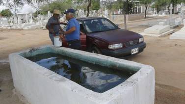 Usan indigentes agua de pilas del Panteón Yáñez para bañarse