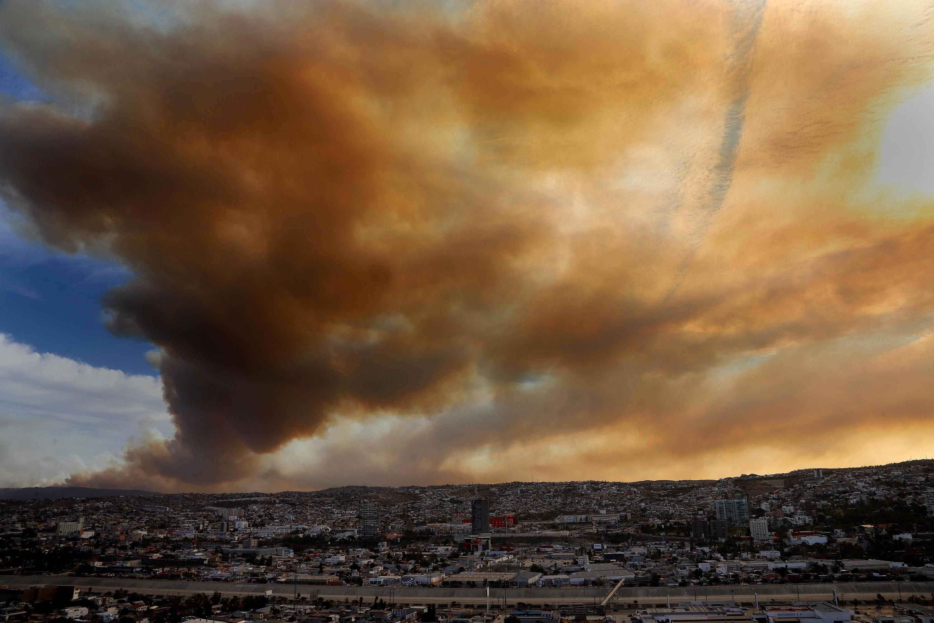 La ciudad de Tijuana se encuentra cubierta por una capa de humo proveniente del los fuertes incendios del Valle de las Palmas entre Tecate y Tijuana a consecuencia de los vientos de la condición Santa Ana lo que ha provocado cenizas y muy mala calidad de aire.