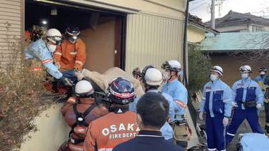 Así sobrevivieron al terremoto en Japón entre casas caídas y escombros, reporta la AP
