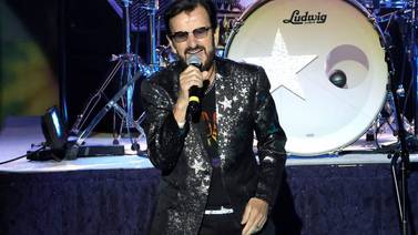 Ringo Starr se cae en el escenario durante concierto