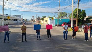 Padres de familia y docentes de Secundaria  "Cajeme" bloquearon cruce vial de Monteverde y Once