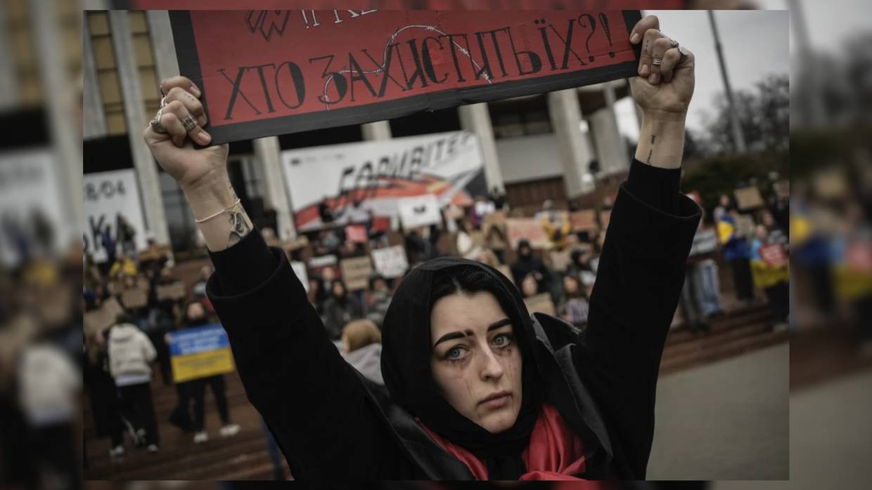 Una mujer alza un cartel durante una protesta en Kiev, Ucrania, el domingo 24 de marzo de 2024, para exigir la liberación de los defensores de la planta acerera Azovtal de Mariupol que siguen presos en Rusia. (AP Foto/Enric Marti)