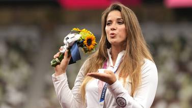 Atleta polaca subasta su medalla olímpica para la operación de un bebé