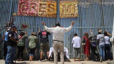 En muro fronterizo, rezan por víctimas de tiroteo en EU