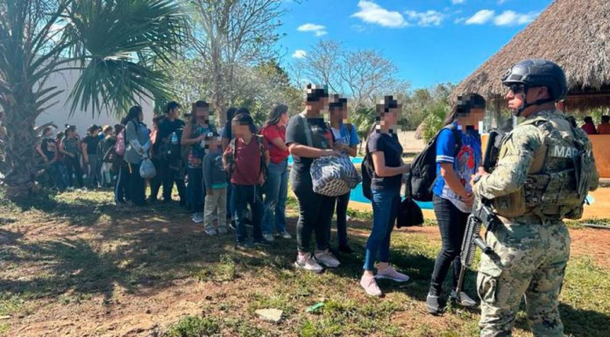 Al llegar al rancho, las autoridades encontraron a un total de 81 personas, entre hombres, mujeres y menores de edad, provenientes de Honduras, Nicaragua, Guatemala y El Salvador. Foto: De Peso Quintana Roo.
