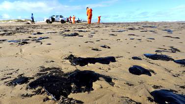 Brasil enviará militares a limpiar derrame de petróleo en playas