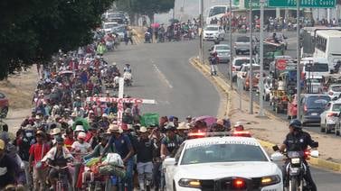 Caravana migrante de más de 600 personas desafía ola de calor para llegar a Oaxaca