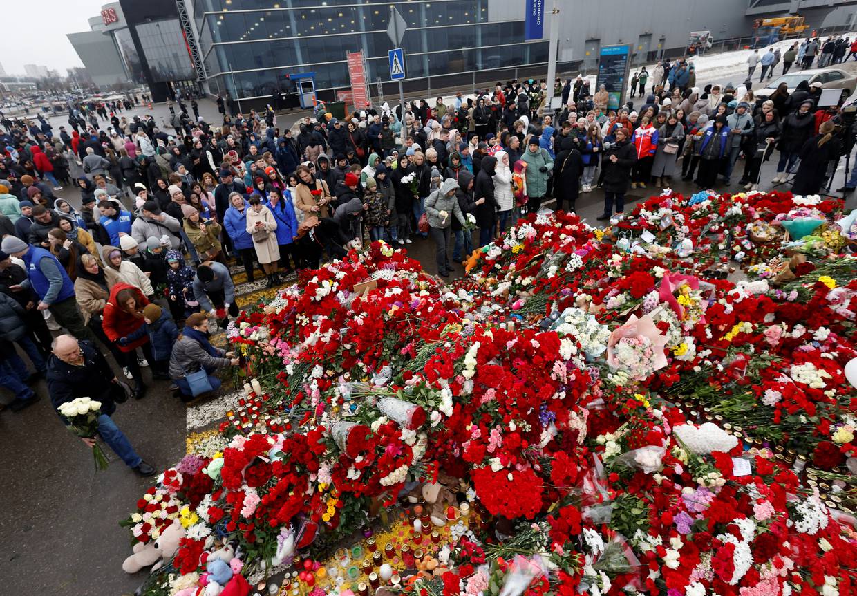 Decenas de personas homenajean a las víctimas del ataque contra el Crocus City Hall a las afueras de la sala de conciertos, en la región de Moscú, Rusia. 24 marzo 2024. REUTERS/Maxim Shemetov