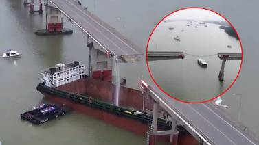 China: Buque desata mortal avalancha de autos al agua tras chocar sus contenedores contra puente