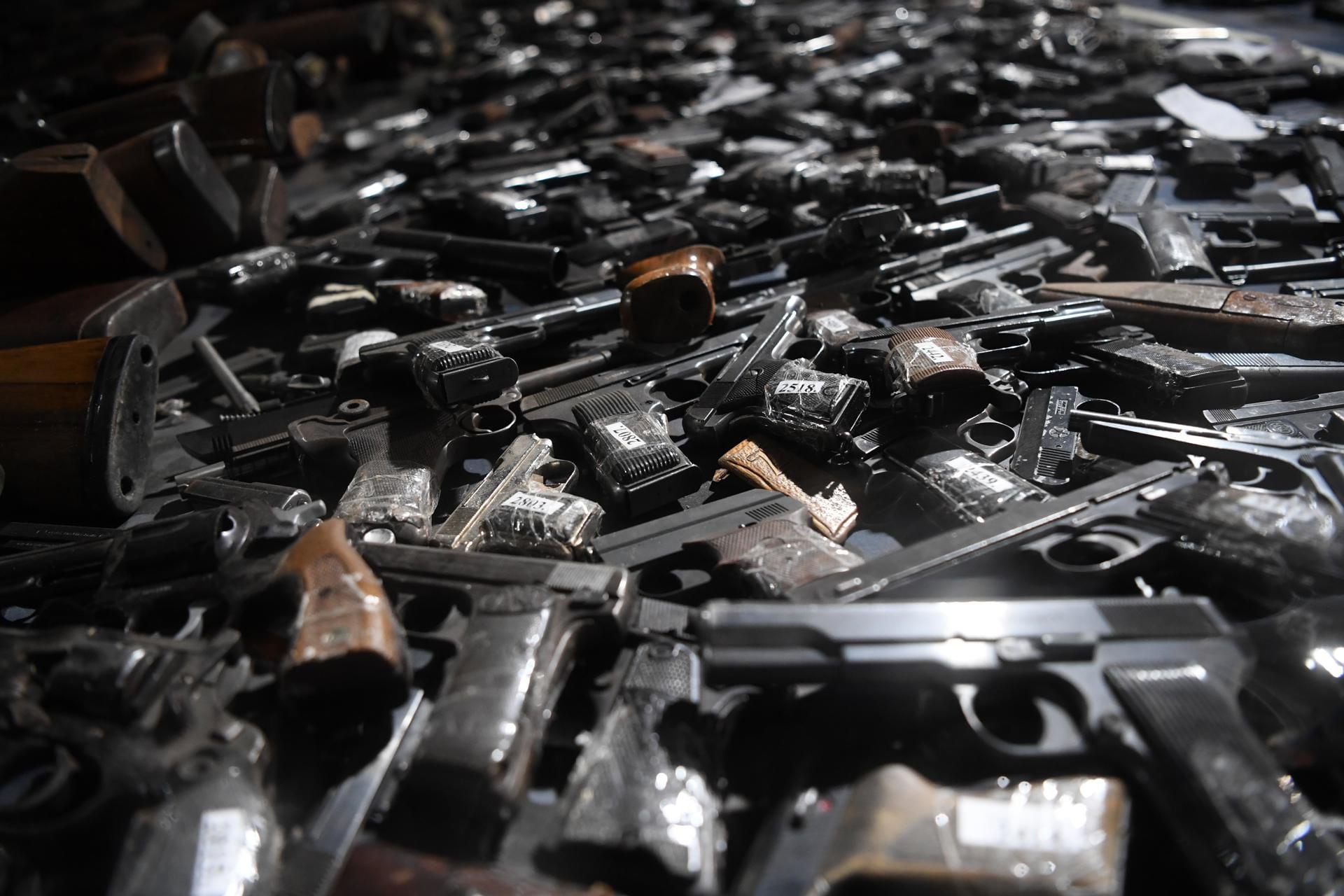 Smederevo (Serbia), 14/05/2023.- A handout photo made available by the Serbian Presidency shows unregistered handguns that were returned to police, near Smederevo, Serbia, 14 May 2023. More than 9,000 illegally-owned weapons and weapons parts have been handed over since 08 May 2023, after a mass gun amnesty was announced as part of a crackdown on firearm ownership in the wake of two deadly mass shootings in Serbia. A total of 17 people were killed in the attacks on 03 and 04 May 2023. (Atentado, Incendio) EFE/EPA/DIMITRIJE GOLL HANDOUT HANDOUT EDITORIAL USE ONLY/NO SALES
