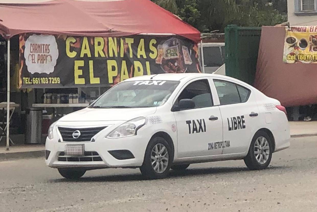 En un taxi blanco metropolitano, con número económico IM-ZM-01644, modelo Nissan Versa, se encontraba alcoholizándose dentro del vehículo en compañía de otro hombre.