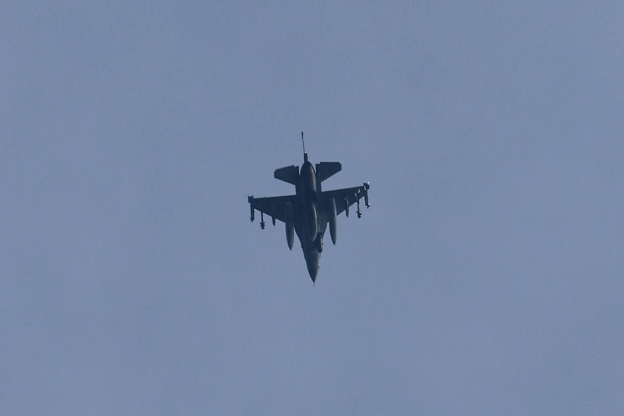 Fotografía de archivo donde se ve a un avión de combate israelí sobrevolando una zona cercana a la frontera entre Líbano e Israel. | EFE