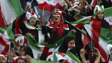 Irán permite ingreso de mujeres a estadio de fútbol tras casi 40 años y disfrutan goleada 14-0