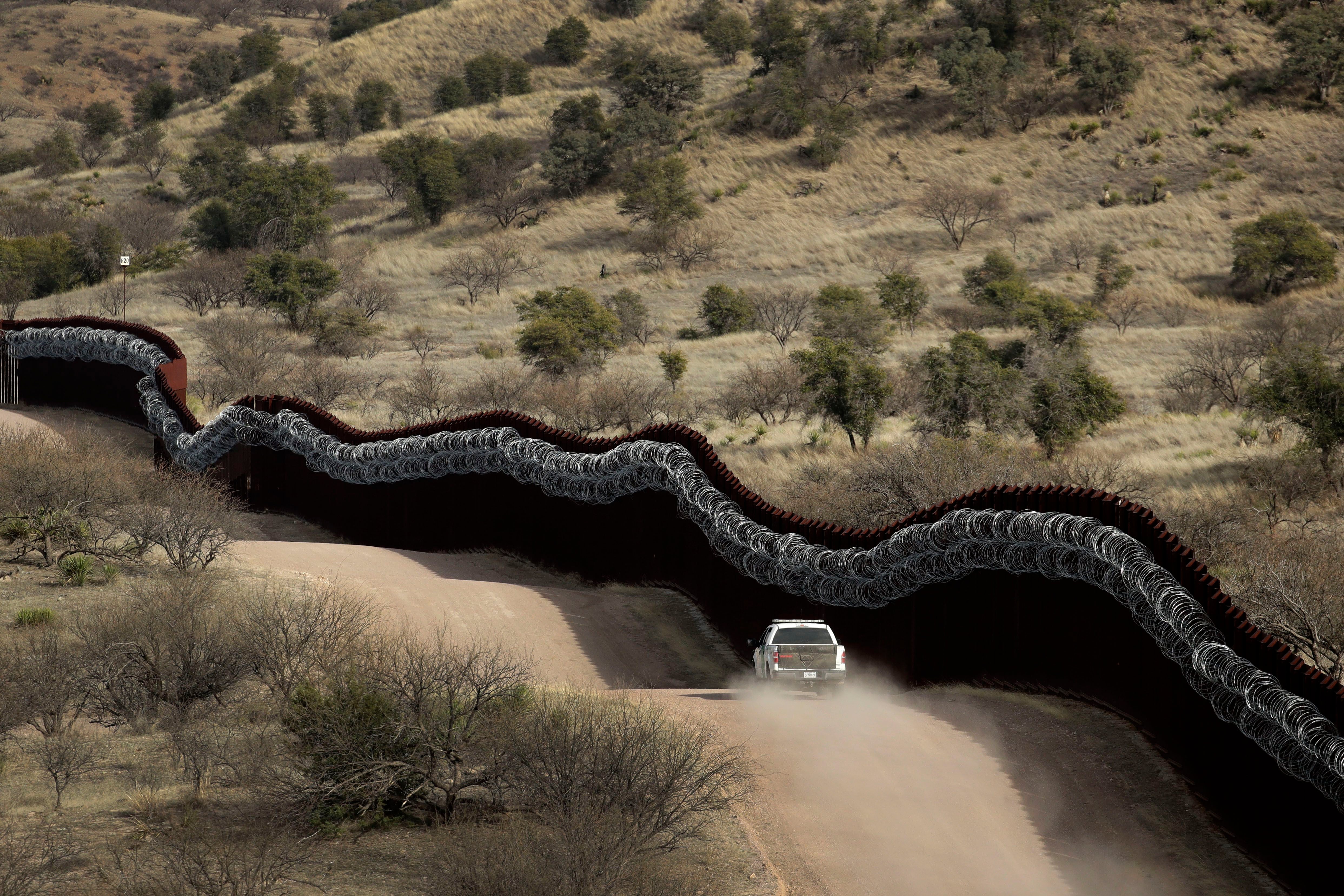 En esta imagen del 2 de marzo de 2019, se ve un vehículo de la Oficina de Aduanas y Protección Fronteriza de Estados Unidos (CBP por sus iniciales en inglés) que vigila el lado estadounidense del muro fronterizo con México al este de Nogales, Arizona. (AP Foto/Charlie Riedel, Archivo)