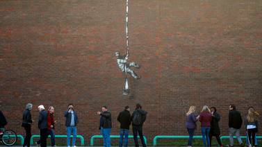 Confirma Banksy haber hecho obra en muro de prisión