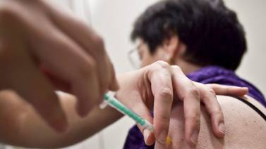 Llaman médicos a no desconfiar de vacuna contra el covid-19