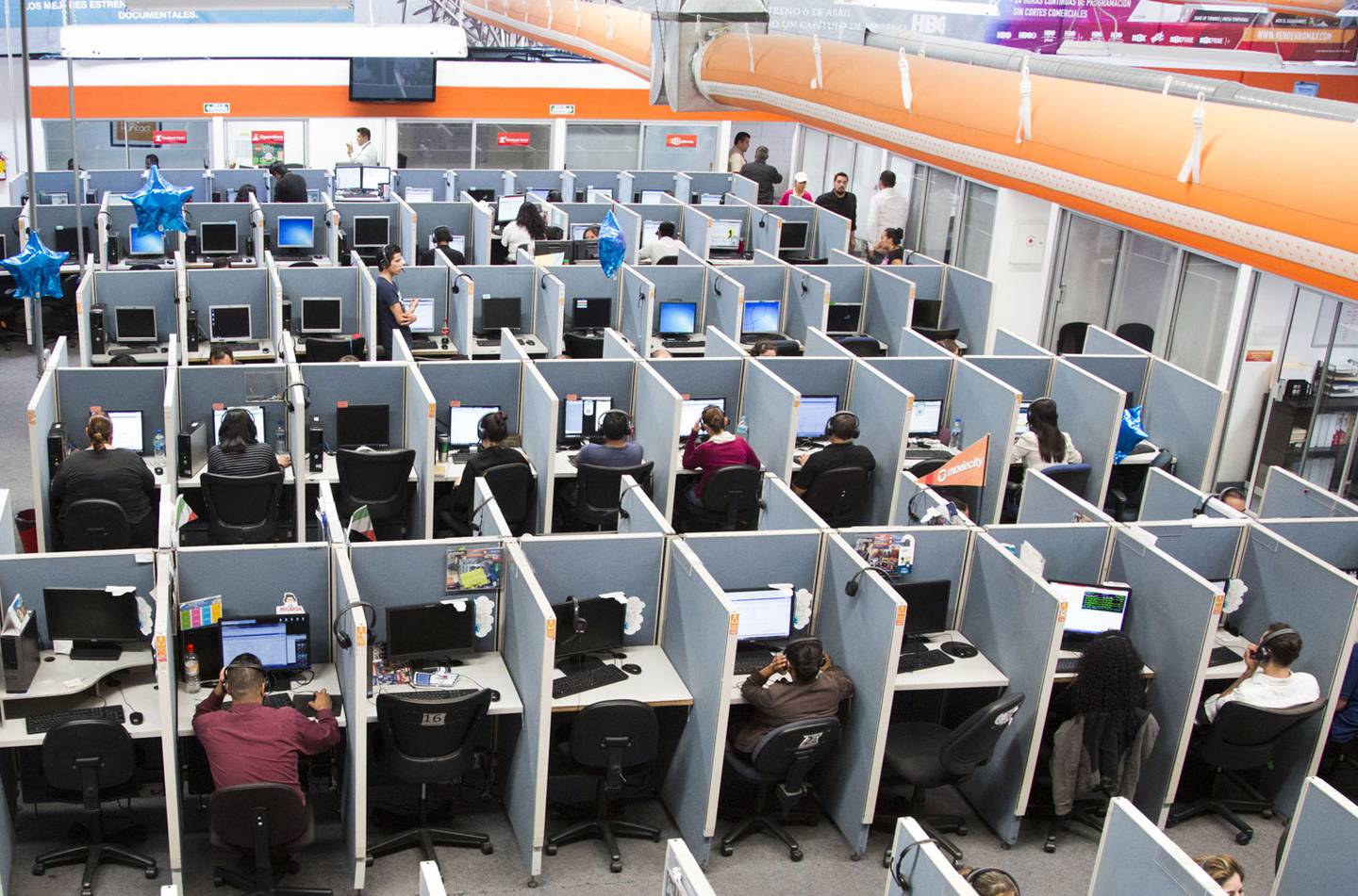 Quienes laobran en call centers se verían mermados por la reducción de la jornada laboral, debido a que trabajan por comisiones y metas de horario.
