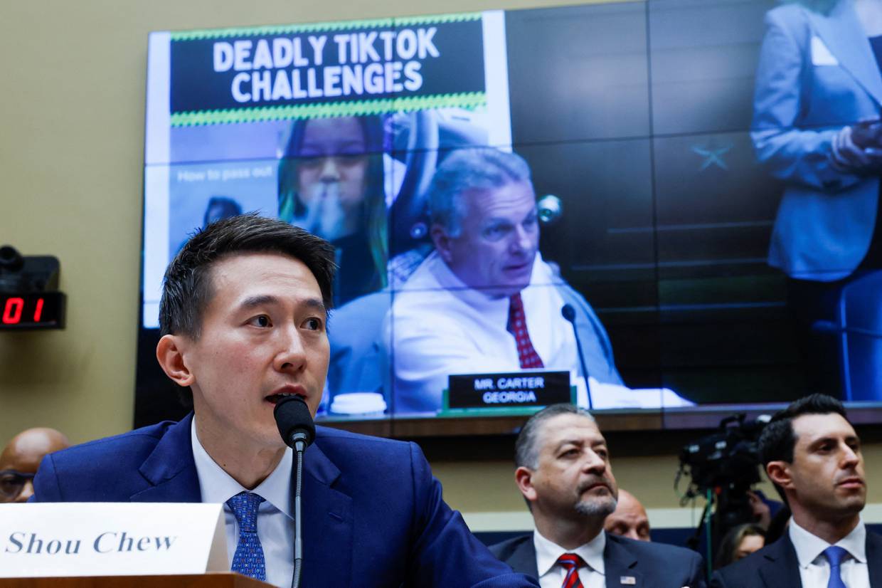 Foto de Archivo: El CEO de TikTok, Shou Zi Chew, declara ante el Comité de Energía y Comercio de la Cámara de Representantes, en Washington. 23 de marzo 2024 REUTERS/Evelyn Hockstein