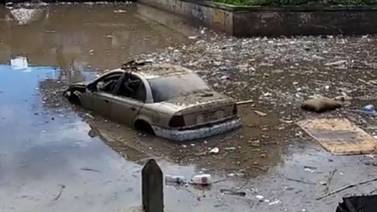 Lluvias en Tijuana: Vehículo es arrastrado en desarenador en zona Centro