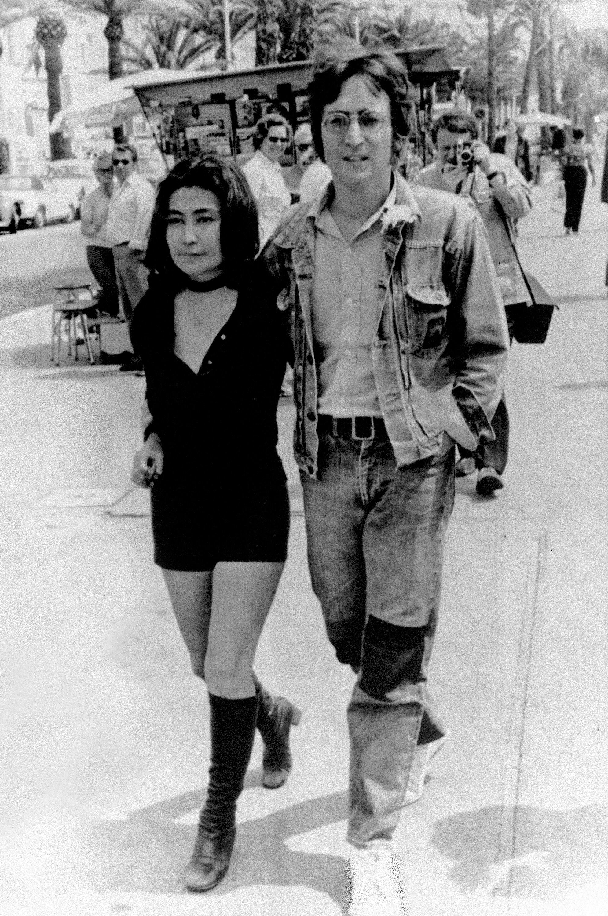 ARCHIVO –  En esta fotografía de archivo del 5 de mayo de 1971 John Lennon y su esposa Yoko Ono caminan por la Croisette en Cannes, Francia, donde presentarán las películas "Apothesis" y "The Fly" en la 25ª edición del Festival de Cine de Cannes. El álbum "Gimme Some Truth" con 36 canciones de Lennon fue lanzado el 9 de octubre de 2020 para celebrar el cumpleaños 80 del músico. (Foto AP/Michel Lipchitz, archivo)