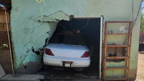 Impacta vehículo contra una vivienda en el Guadalupe Victoria