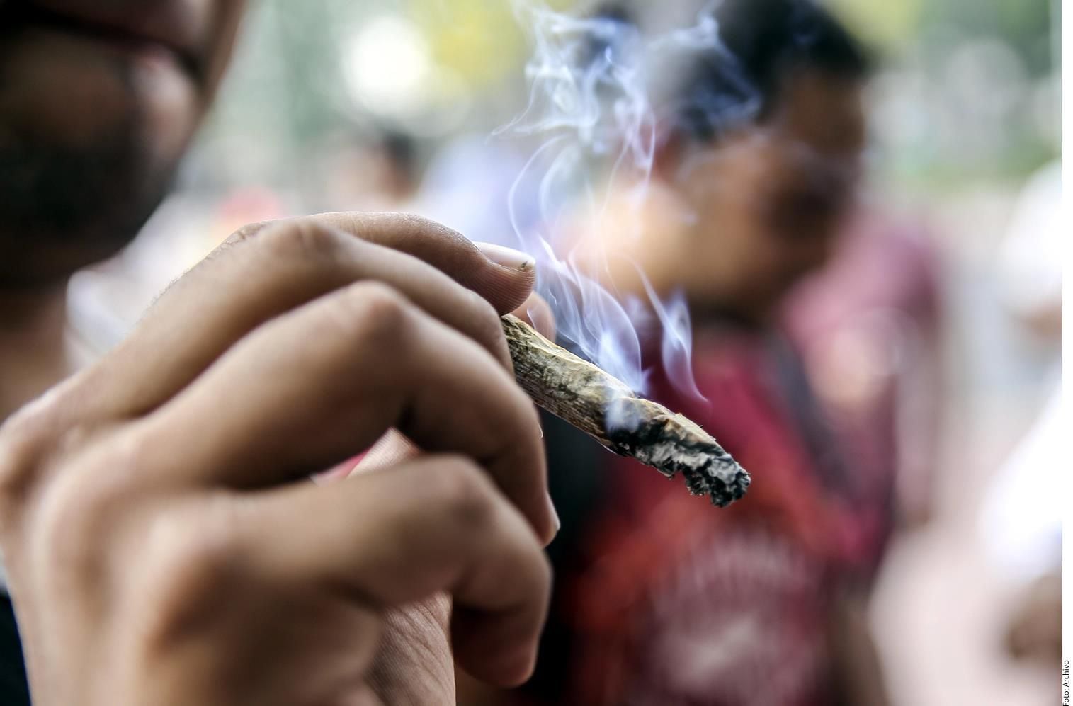 Usuarios de la mariguana creen que con la reclasificación a "droga menos peligrosa" puedan legalizarla.