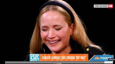 Jennifer Lawrence lucha por mantener la compostura en 'Hot Ones'