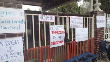Maestros cierran secundaria en Ensenada para exigir destitución de la directora