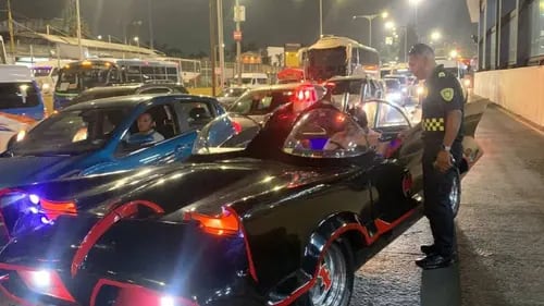 “Batman mexicano” recibe una “batimulta” por invadir carril del metrobus en CDMX 