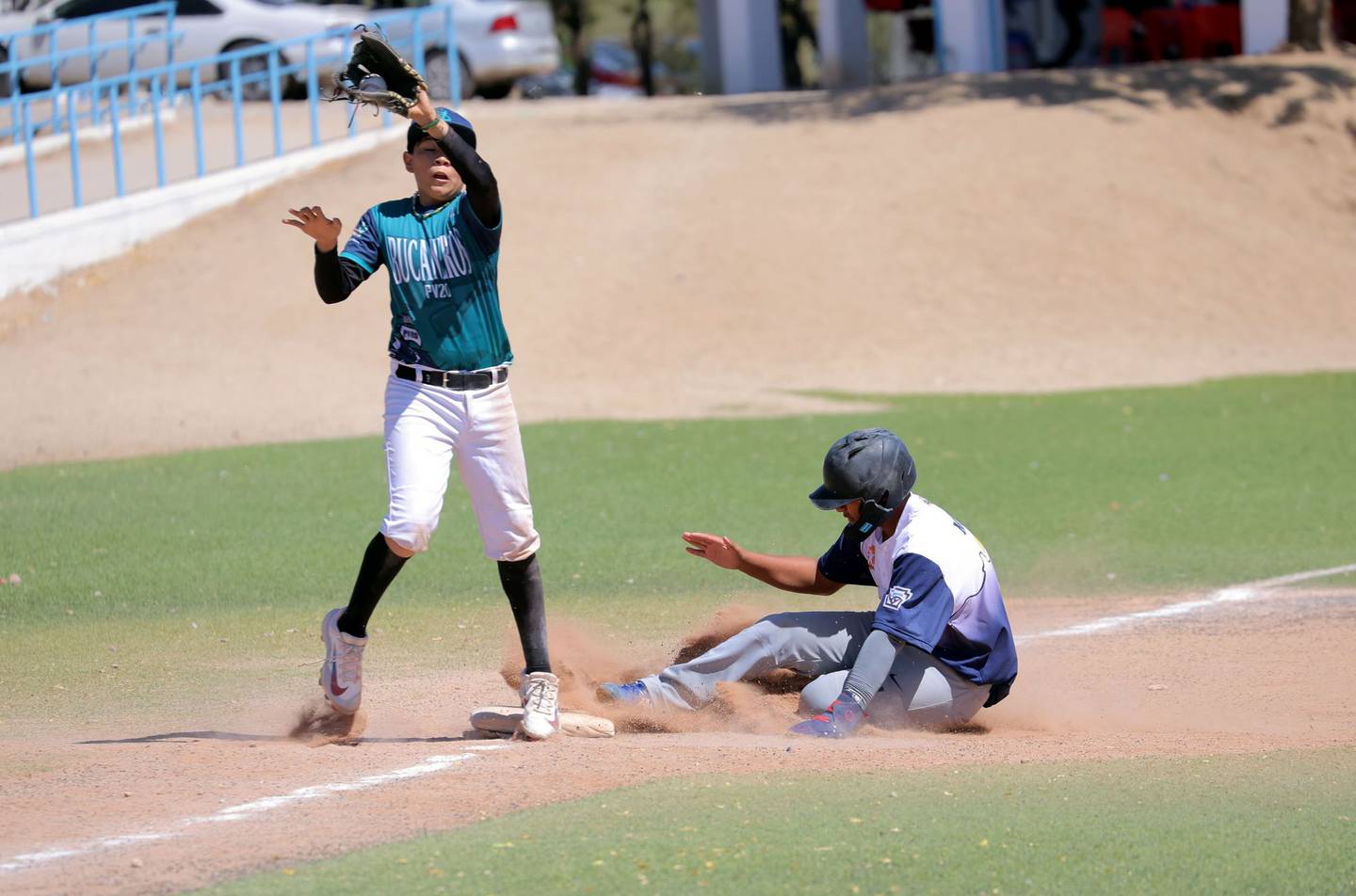 William Muñoz, de Nuevo León "A", se roba la tercera base en el juego ante Tlaxcala.
Foto: Kevin González