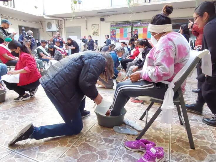Celebran lavatorio de pies en Casa del Migrante 