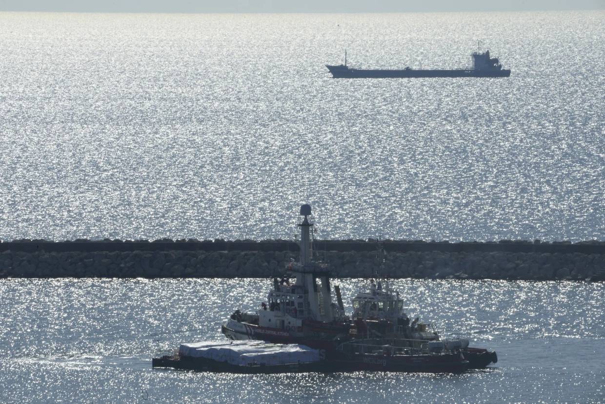 El Barco de la ONG española Open arma, con un aplataforma que lleva unas 200 t0oneladas de arroz y harina para Gaza, sale del puerto de la ciudad de Larnaca, en el sur de Chipre, el 12 de marzo de 2024. / AP Noticias