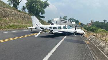 FOTOS: Avioneta aterriza de emergencia en Veracruz