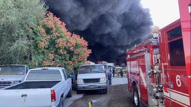 Bomberos combaten incendio en Otay Mesa