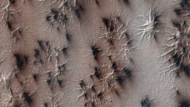 Orbitador de la ESA detecta “señales de arañas” en Marte: Una ilusión marciana