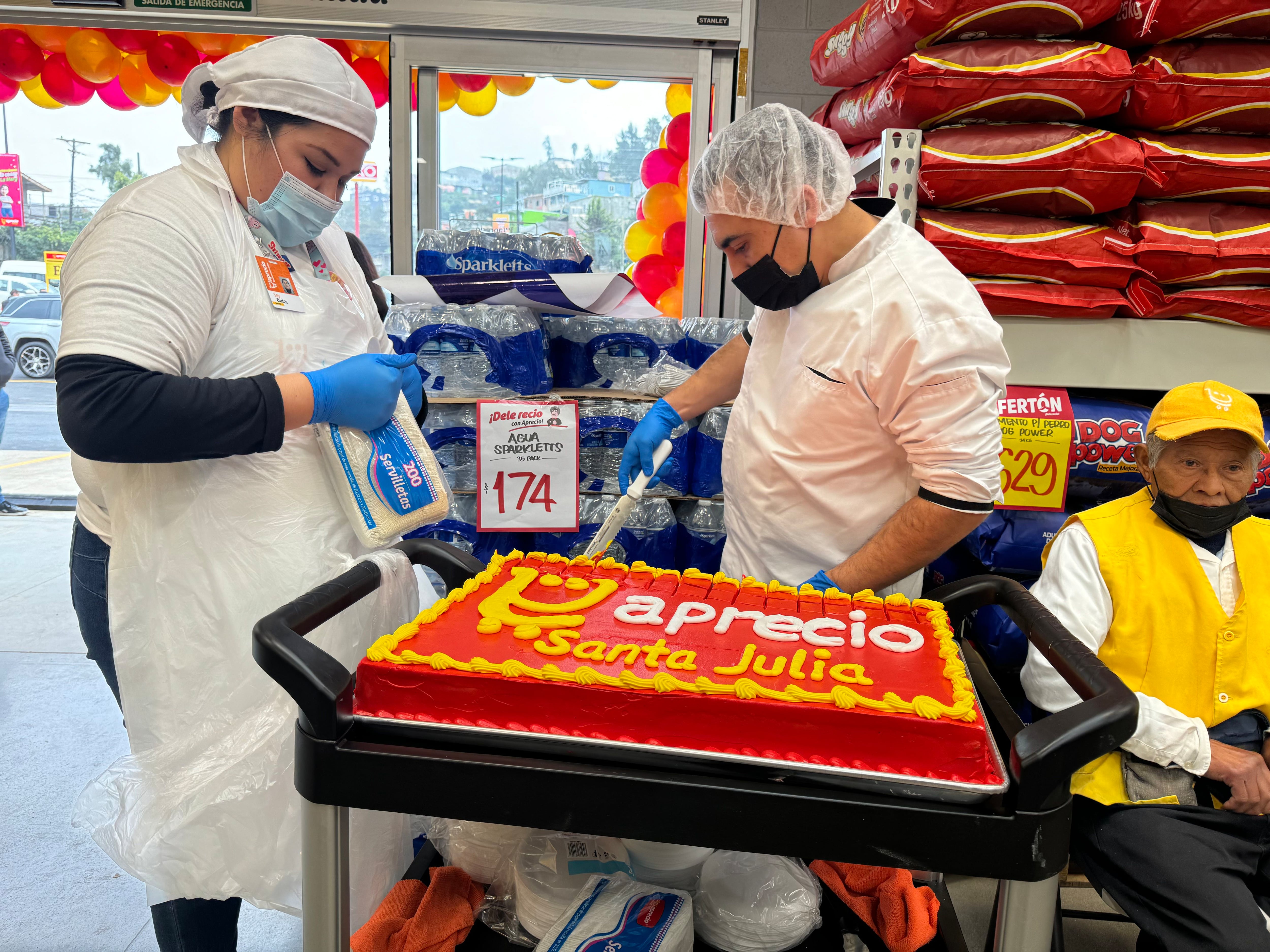 Durante la inauguración de la tienda Aprecio se ofrecieron regalos y pastel para los asistentes.