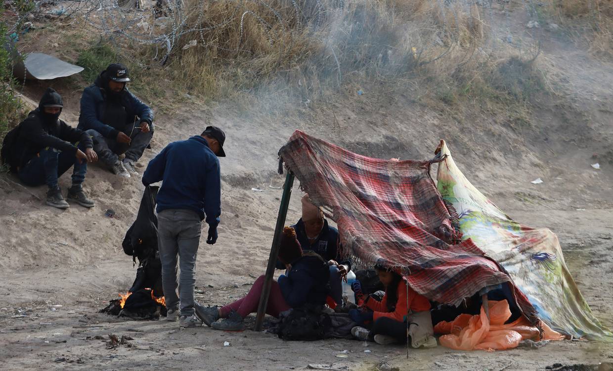 Migrantes acampan en frontera con EU tras incertidumbre por Ley SB4