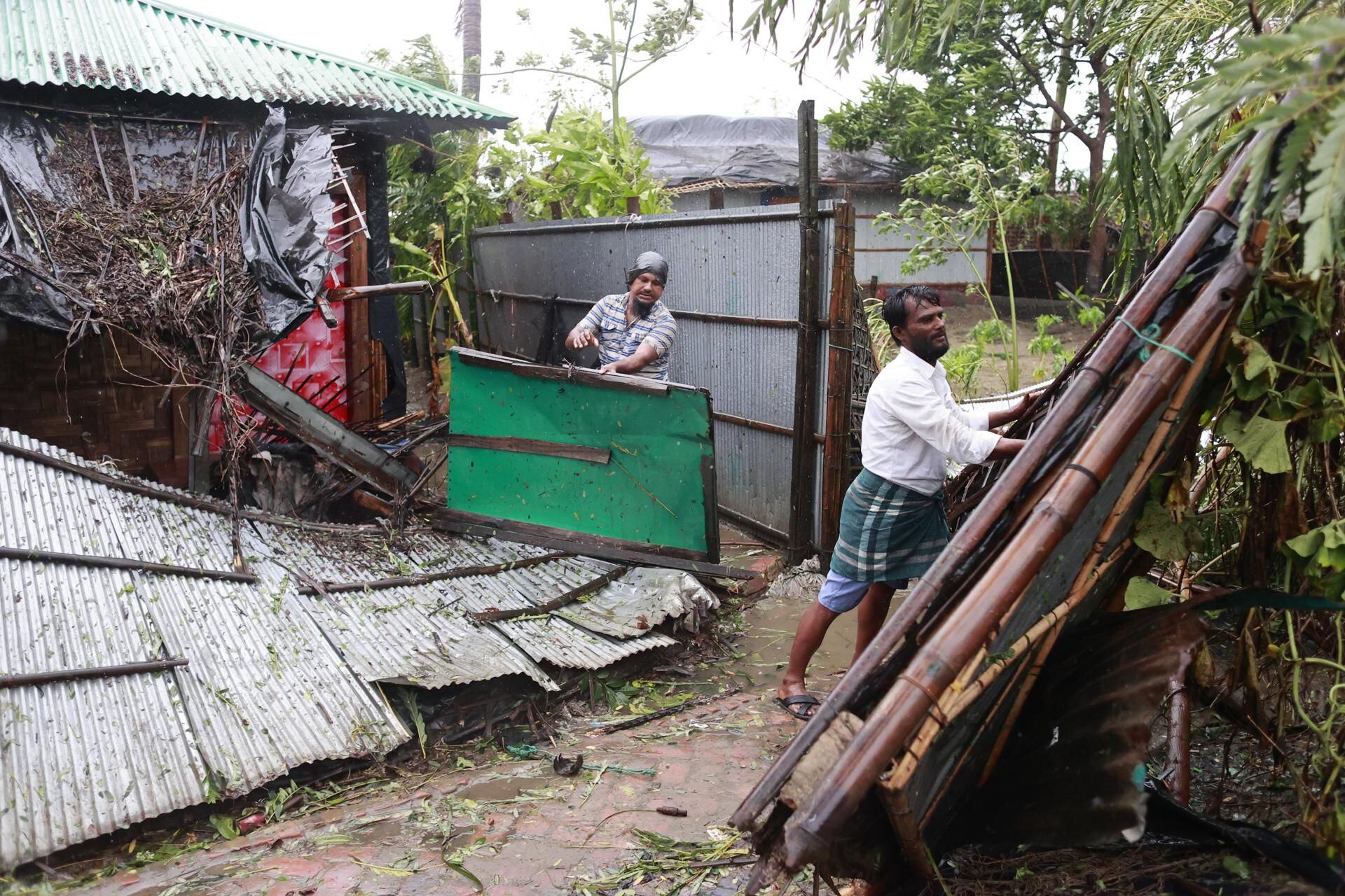 Teknaf (Bangladesh), 14/05/2023.- People check their damage house after cyclone Mocha's landfall at the Shahpori Dwip, Teknuf area near Cox's Bazar, Bangladesh, 14 May 2023. Powerful cyclone Mocha made landfall mainly in Myanmar tearing the roofs and also made effect at the Bangladesh-Myanmar border line. (Birmania) EFE/EPA/STR

