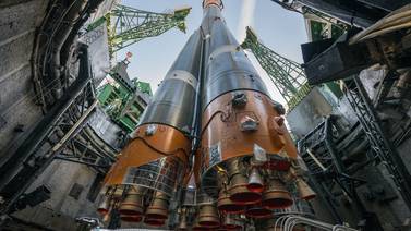 Rusia lanza su nave Soyuz con tres tripulantes a bordo 