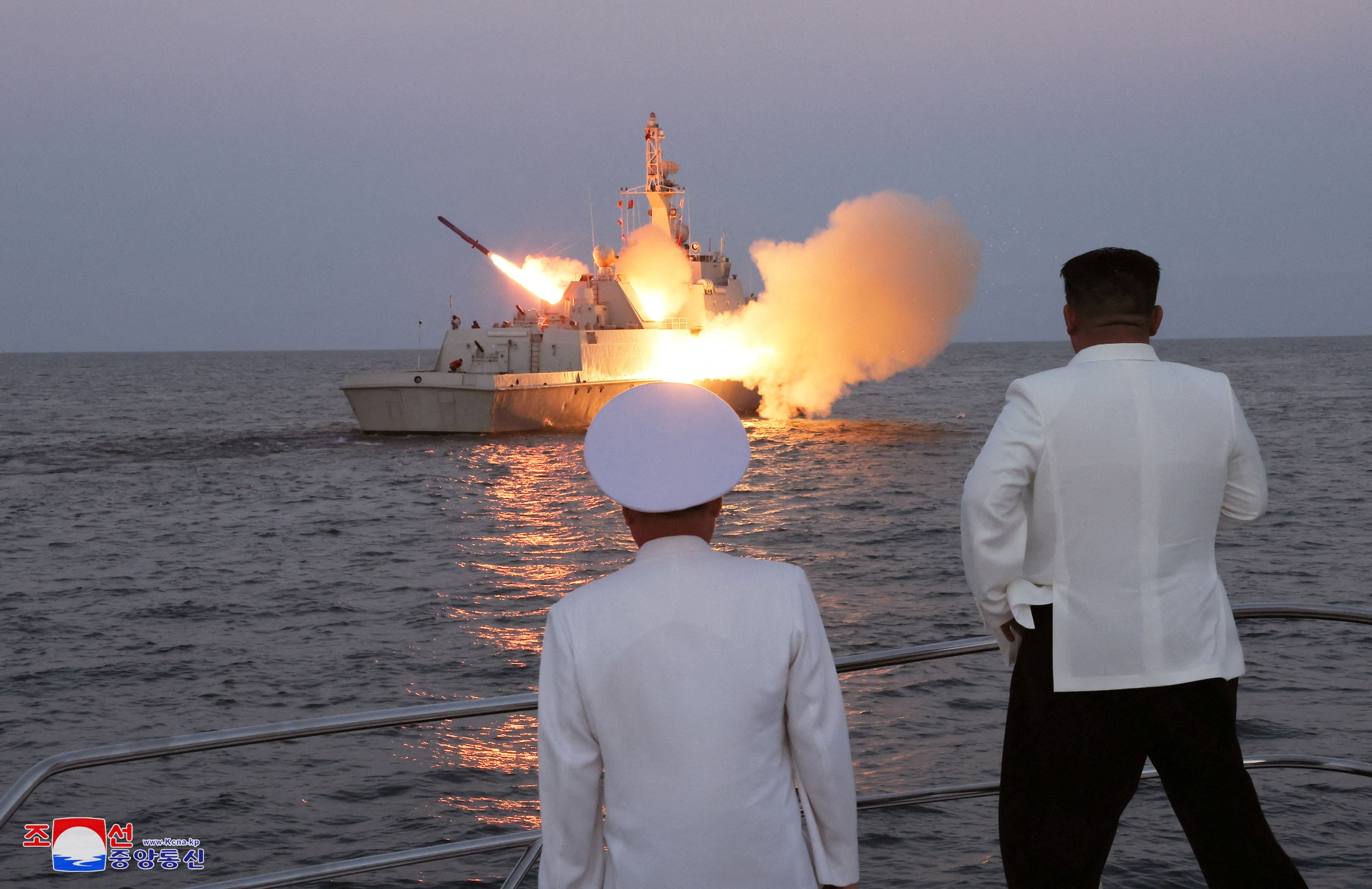 El líder norcoreano, Kim Jong-un, supervisa una prueba de misiles de crucero estratégicos a bordo de un buque de guerra de la Armada en esta foto sin fecha publicada por la Agencia Central de Noticias de Corea del Norte (KCNA) el 21 de agosto de 2023. KCNA vía REUTERS