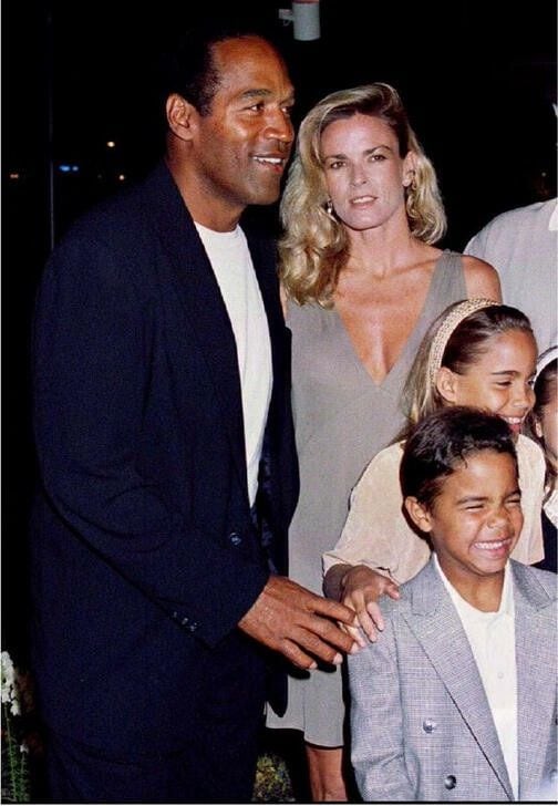 FOTO DE ARCHIVO: O.J. Simpson aparece con su ex mujer Nicole Simpson y sus hijos, Sidney Brooke, de 9 años, y Justin, de 6, en el estreno el 16 de marzo de 1994 de la película "Naked Gun 33 1/3: The Final Insult", en Los Ángeles
Mar 16, 1994 
REUTERS/Fred Prouser/