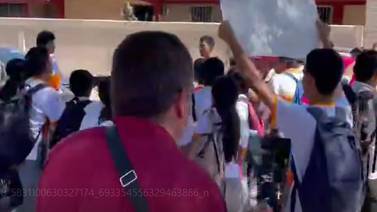 Denuncian presunta agresión contra subdirectora de la secundaria 67; estudiantes se manifiestan afuera del plantel