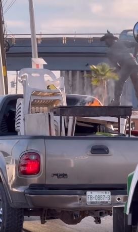 Camioneta RAM circulando por el Periférico de Torreón con un asador encendido | Captura de video