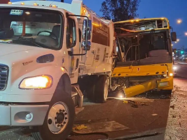 Chocan camión de pasajeros contra camión recolector de basura